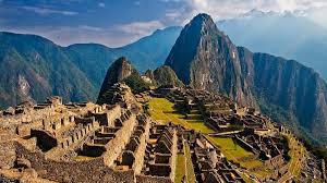 Vista panorámica de la ciudadela de Machu Picchu bajo el amanecer andino