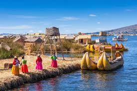 Islas flotantes de los Uros en el Lago Titicaca al atardecer con cielos violetas